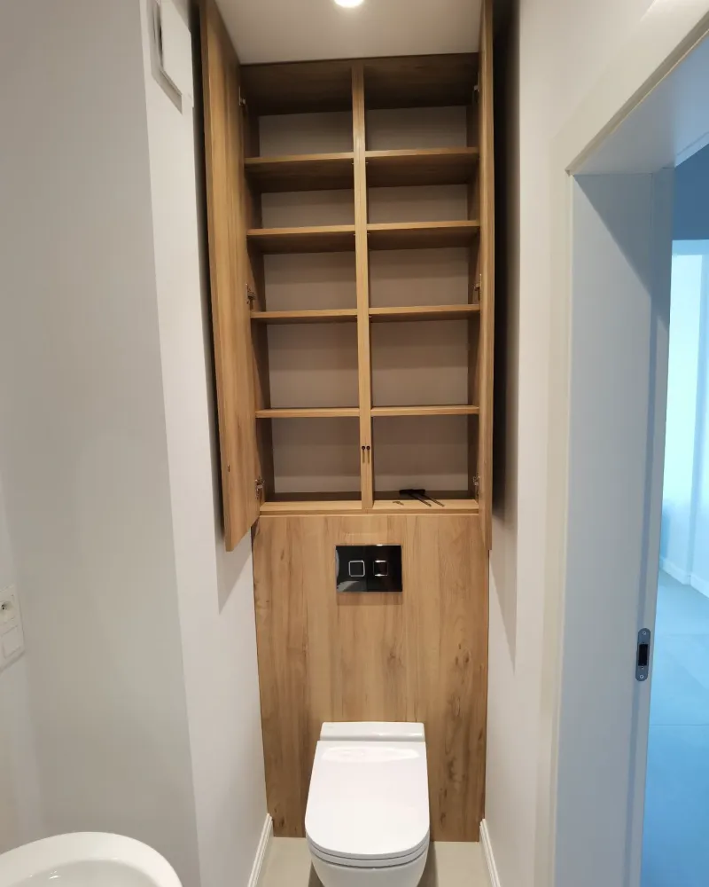 Dębowa zabudowa z półkami nad stelażem WC